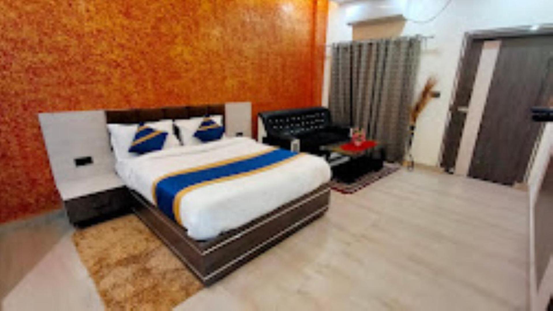 Guru Dev Palace Hotel & Lawn,Ayodhya Экстерьер фото